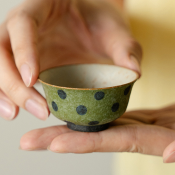 ceașcă ceramică de ceai cu puncte verde-portocalii, stil chinezesc nou, pentru uz personal acasă sau la birou, simplă și elegantă.