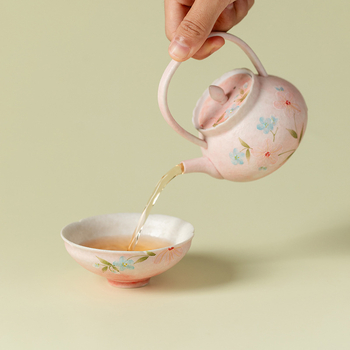 Ceașcă de ceai ceramică cu glazură albă minerală, model floral pictat manual, ceașcă conică pentru uz casnic.
