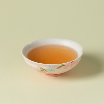 Ceașcă de ceai ceramică cu glazură albă minerală, model floral pictat manual, ceașcă conică pentru uz casnic.