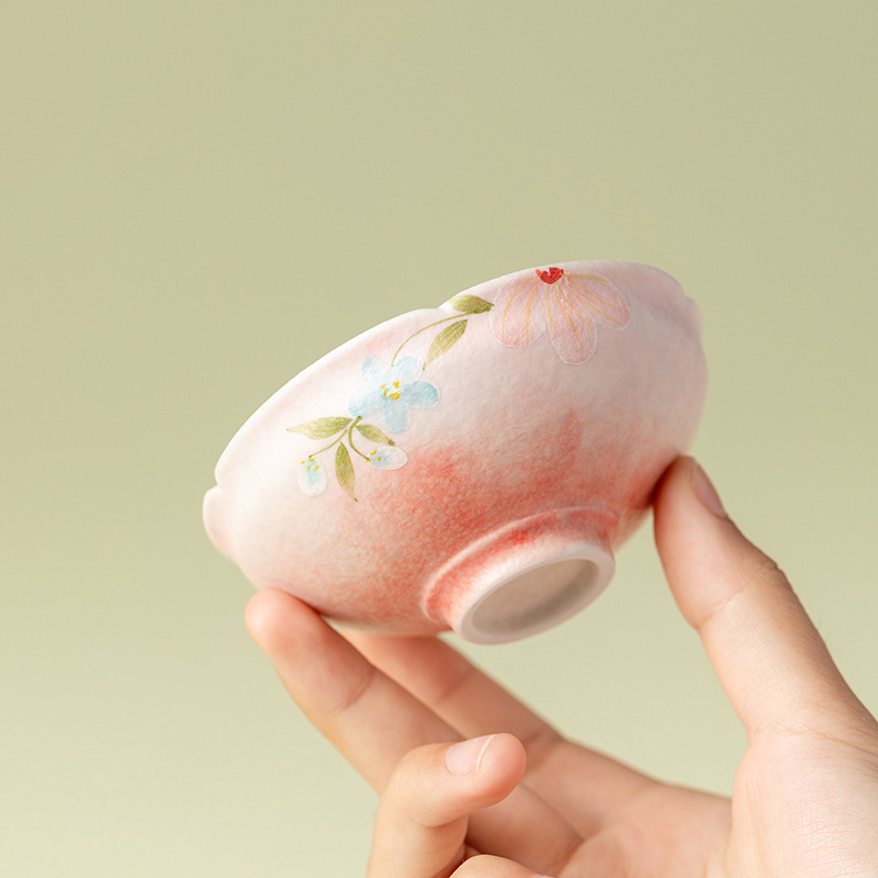 Ceașcă de ceai ceramică cu glazură albă minerală, model floral pictat manual, ceașcă conică pentru uz casnic.