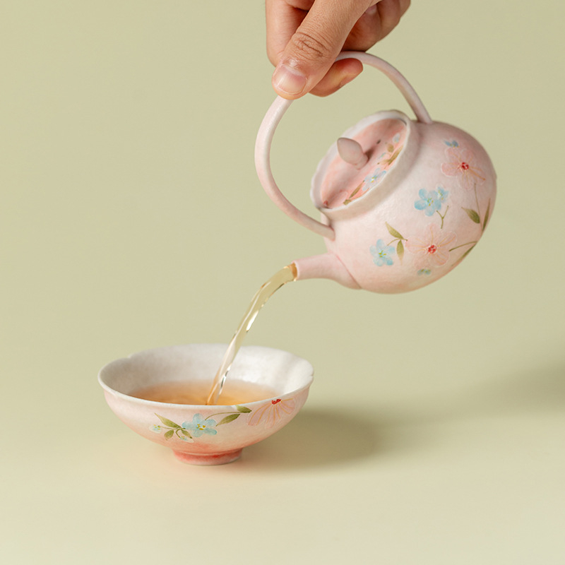 Ceașcă de ceai ceramică cu glazură albă minerală, model floral pictat manual, ceașcă conică pentru uz casnic.