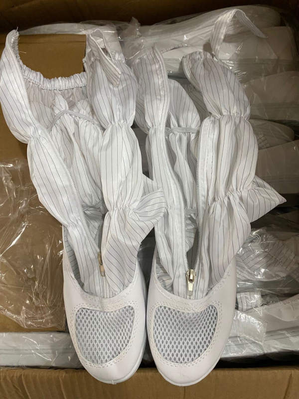 Ghete înalte din PVC anti-statice, talpă groasă, antiderapante, pentru spații de lucru fără praf; disponibile în albastru sau alb PVC.