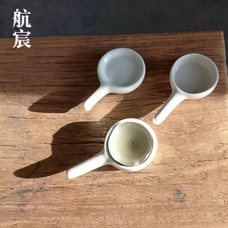 Suport ceramic pentru lumânări și obiect decorativ din porțelan cu linguriță pentru uleiuri esențiale