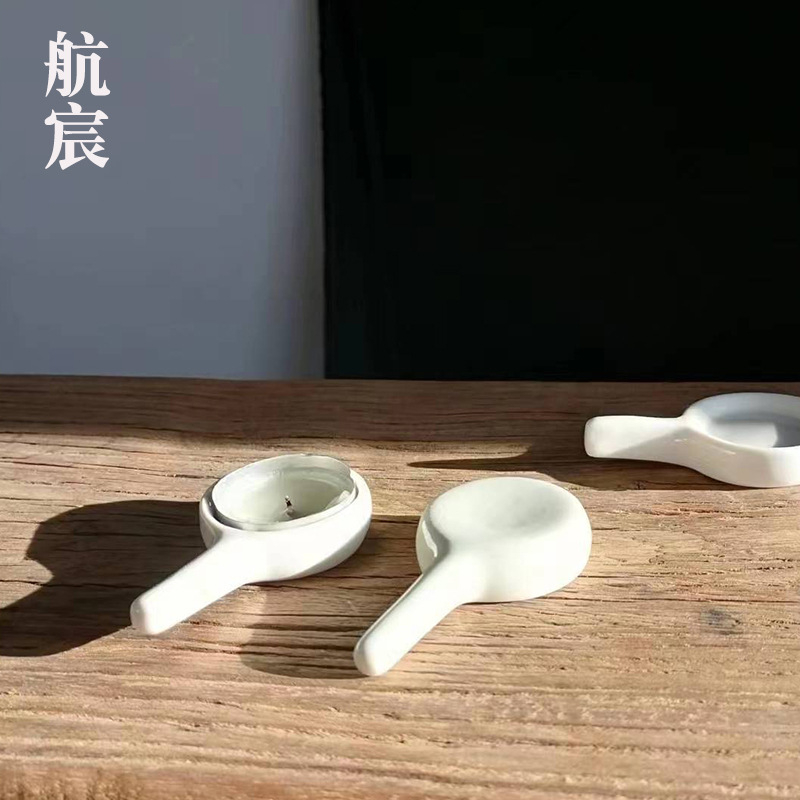 Suport ceramic pentru lumânări și obiect decorativ din porțelan cu linguriță pentru uleiuri esențiale