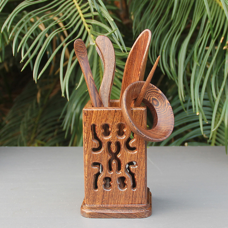 Set accesorii pentru ceremonia ceaiului Six Gentlemen din Chicken Wing Wood, lemn masiv, design pătrat decupat, linguriță de ceai și suporturi pentru cești