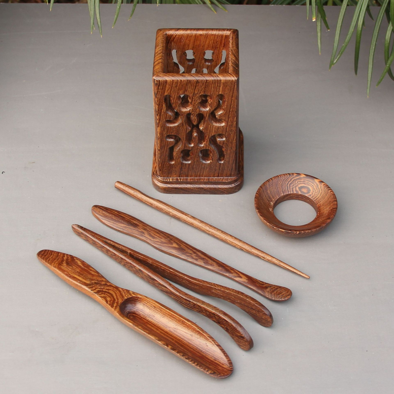 Set accesorii pentru ceremonia ceaiului Six Gentlemen din Chicken Wing Wood, lemn masiv, design pătrat decupat, linguriță de ceai și suporturi pentru cești