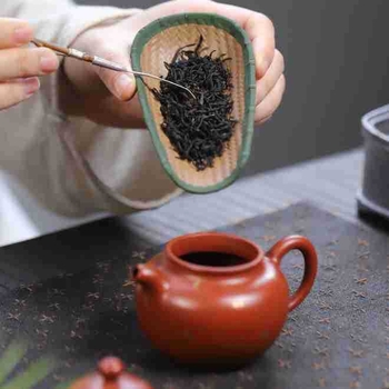 Pet de ceai din lut purpuriu și accesorii ceramice pentru ceai — ornamente mici, lingură de ceai, elemente decorative
