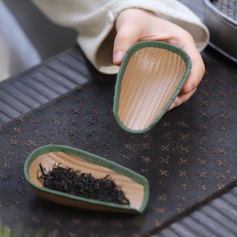 Pet de ceai din lut purpuriu și accesorii ceramice pentru ceai — ornamente mici, lingură de ceai, elemente decorative
