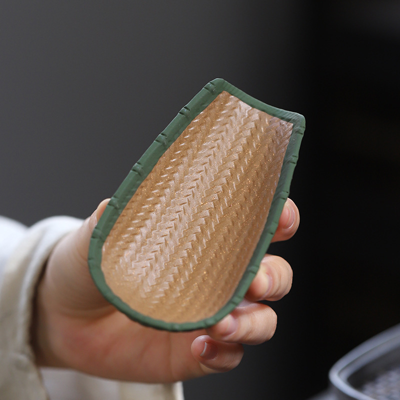 Pet de ceai din lut purpuriu și accesorii ceramice pentru ceai — ornamente mici, lingură de ceai, elemente decorative