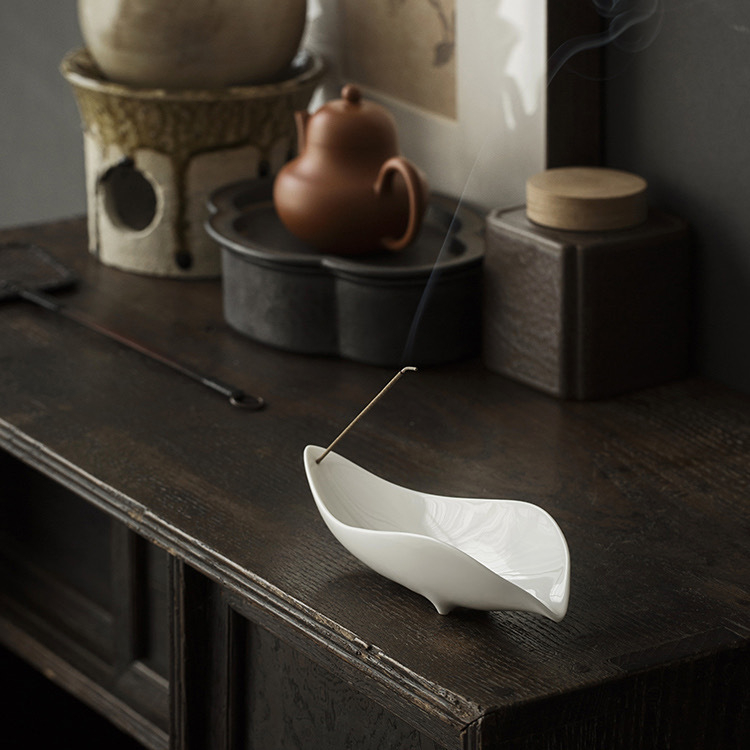 Tavă ceramică pentru ceai cu suport pentru frunze, extractor de frunze și difuzor de arome – accesoriu minimalist pentru ceai de casă