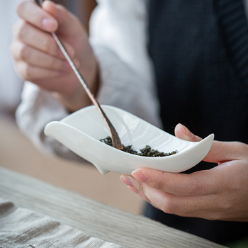 Set Gongfu de ceai din porțelan alb, cu motiv de lotus, include linguriță de ceai și accesorii pentru ceremonia ceaiului