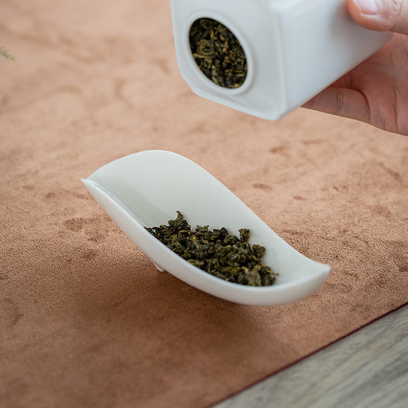 Set Gongfu de ceai din porțelan alb, cu motiv de lotus, include linguriță de ceai și accesorii pentru ceremonia ceaiului