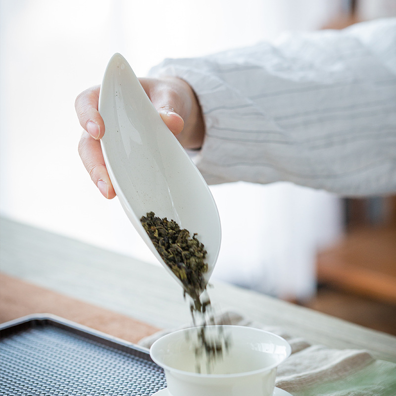 Set Gongfu de ceai din porțelan alb, cu motiv de lotus, include linguriță de ceai și accesorii pentru ceremonia ceaiului