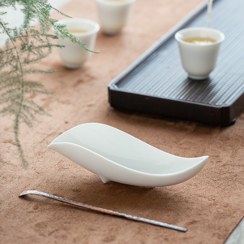 Set Gongfu de ceai din porțelan alb, cu motiv de lotus, include linguriță de ceai și accesorii pentru ceremonia ceaiului