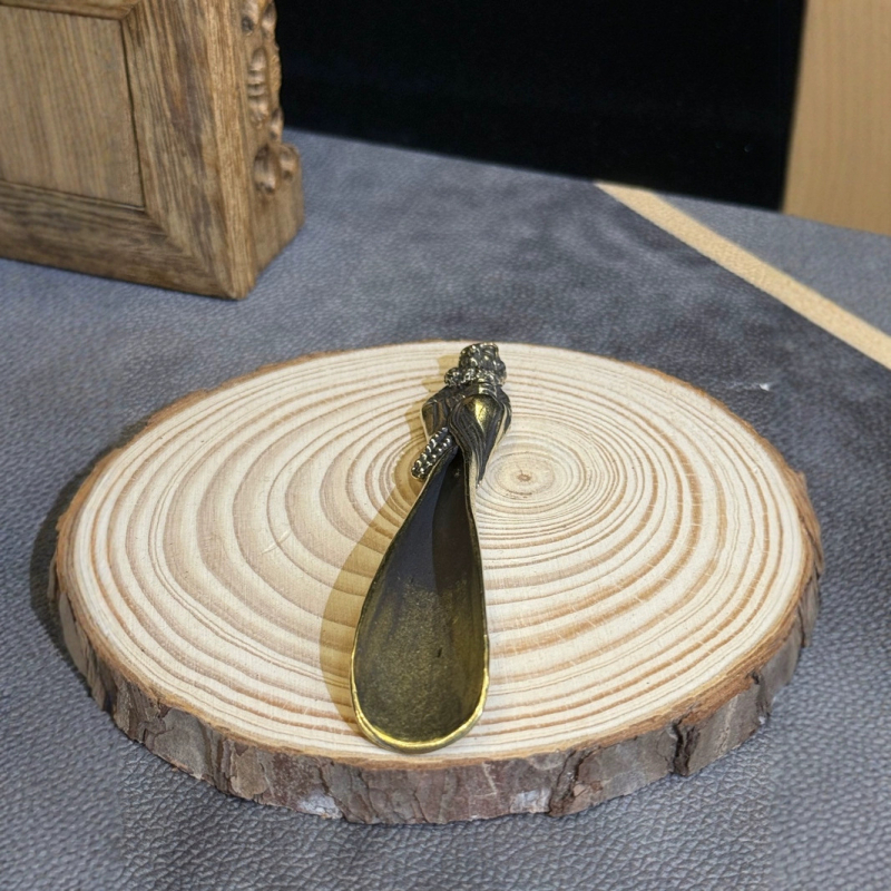 Lingură de ceai din alamă Daruma cu statuetă Buddha vintage, detalii micro-gravate, lingură de ceai Kung Fu, obiect de colecție