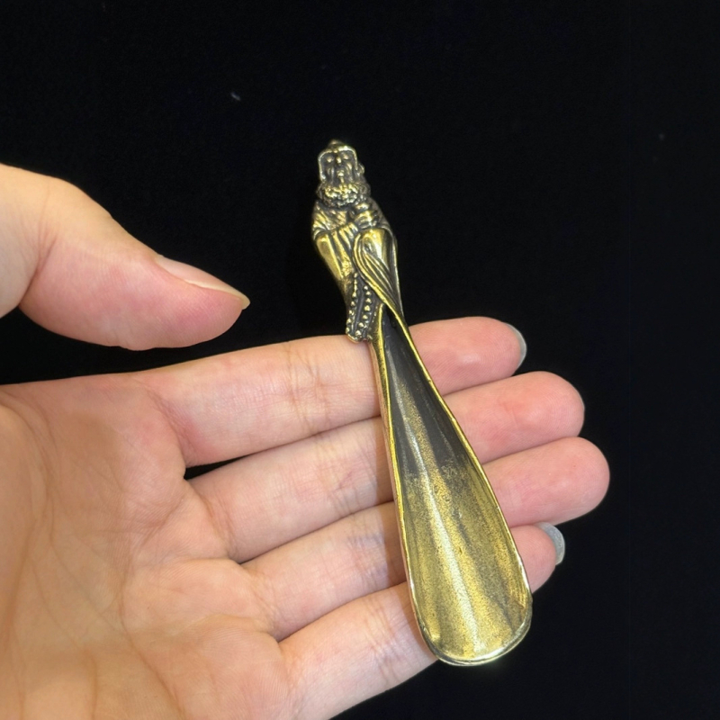 Lingură de ceai din alamă Daruma cu statuetă Buddha vintage, detalii micro-gravate, lingură de ceai Kung Fu, obiect de colecție