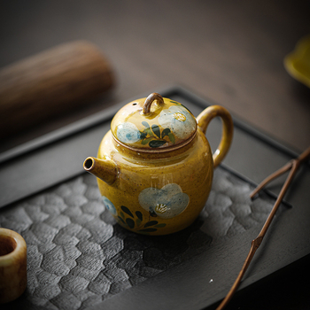 Ceainic ceramic pictat manual cu camelia, sub glazură, pentru o persoană, dimensiune compactă.