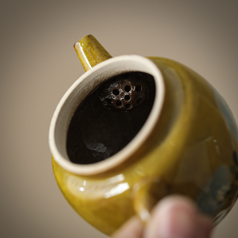 Ceainic ceramic pictat manual cu camelia, sub glazură, pentru o persoană, dimensiune compactă.