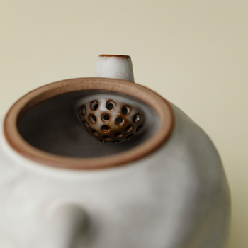 Ceainic japonez lucrat manual cu filtru cu bilă, ceai în stil wabi-sabi, cu mâner