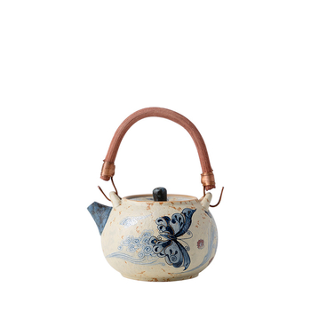 Ceainic ceramic cu mâner arcuit, finisaj glazurat la cuptor, design retro lux, motif albastru-alb cu nor roșu și fluture.