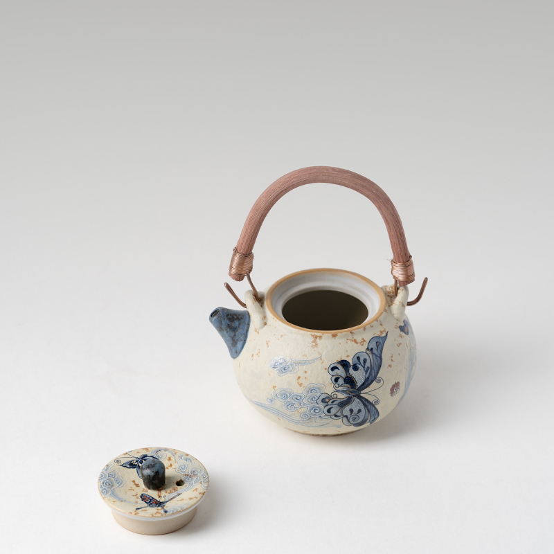 Ceainic ceramic cu mâner arcuit, finisaj glazurat la cuptor, design retro lux, motif albastru-alb cu nor roșu și fluture.