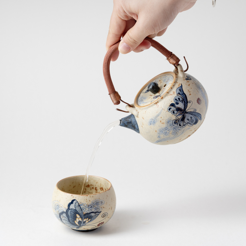 Ceainic ceramic cu mâner arcuit, finisaj glazurat la cuptor, design retro lux, motif albastru-alb cu nor roșu și fluture.