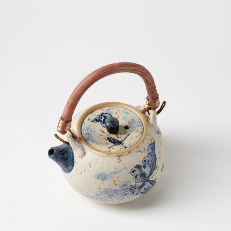 Ceainic ceramic cu mâner arcuit, finisaj glazurat la cuptor, design retro lux, motif albastru-alb cu nor roșu și fluture.