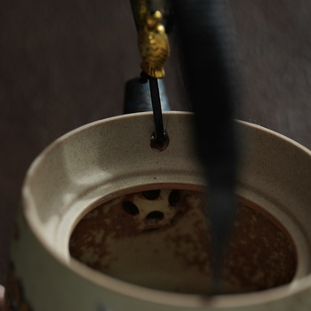 Ceainic din porțelan albastru-alb cu motiv de lotus și ramuri încolăcite, mâner arcuit, ceramică, stil retro, filtru pentru ceai Gongfu