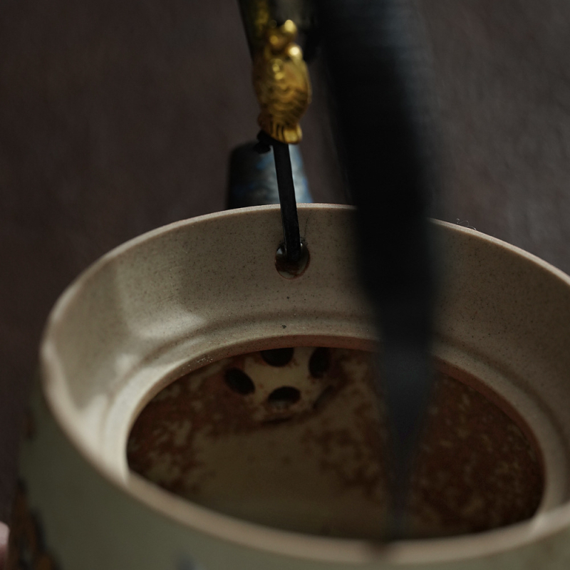 Ceainic din porțelan albastru-alb cu motiv de lotus și ramuri încolăcite, mâner arcuit, ceramică, stil retro, filtru pentru ceai Gongfu