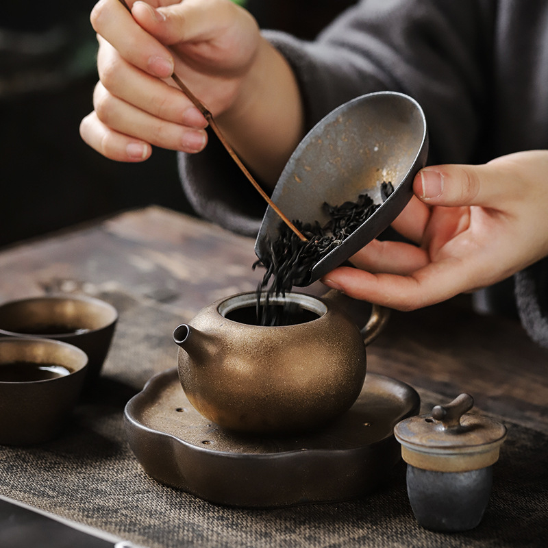 Ceainic din ceramică rustică, design retro cu finisaj auriu, set Gongfu pentru ceai, stil chinezesc, mic pentru uz casnic.