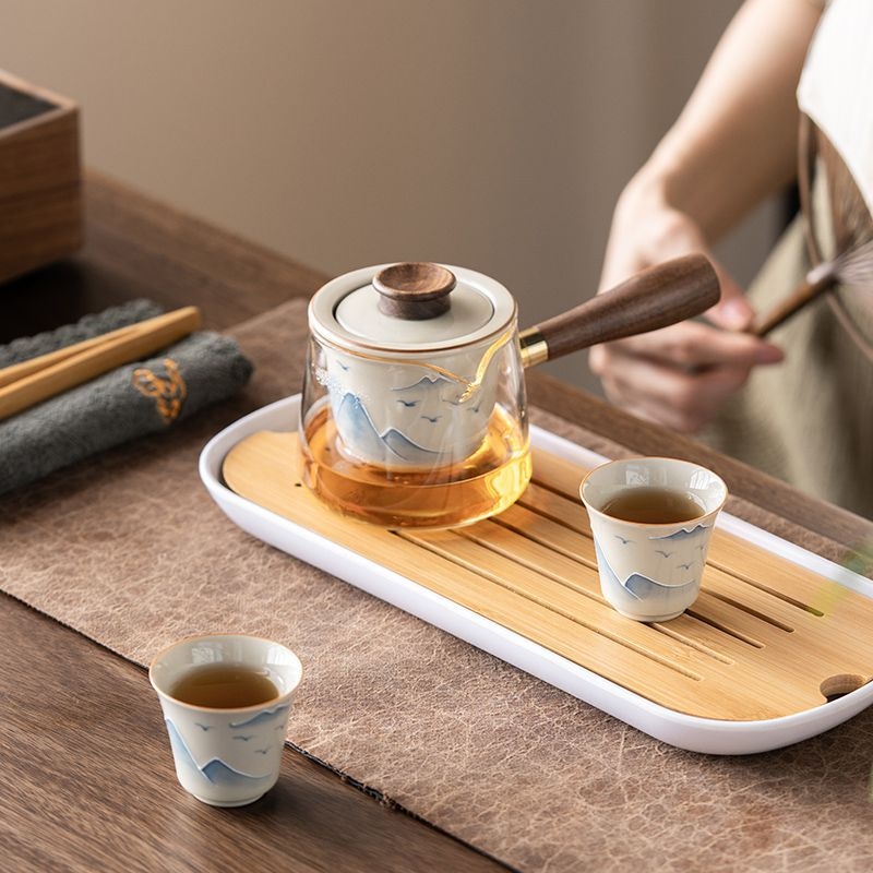 Ceainic din sticlă cu peisaj pictat manual, însoțit de două cești — set Kung Fu de ceai, ceramic sub glazură