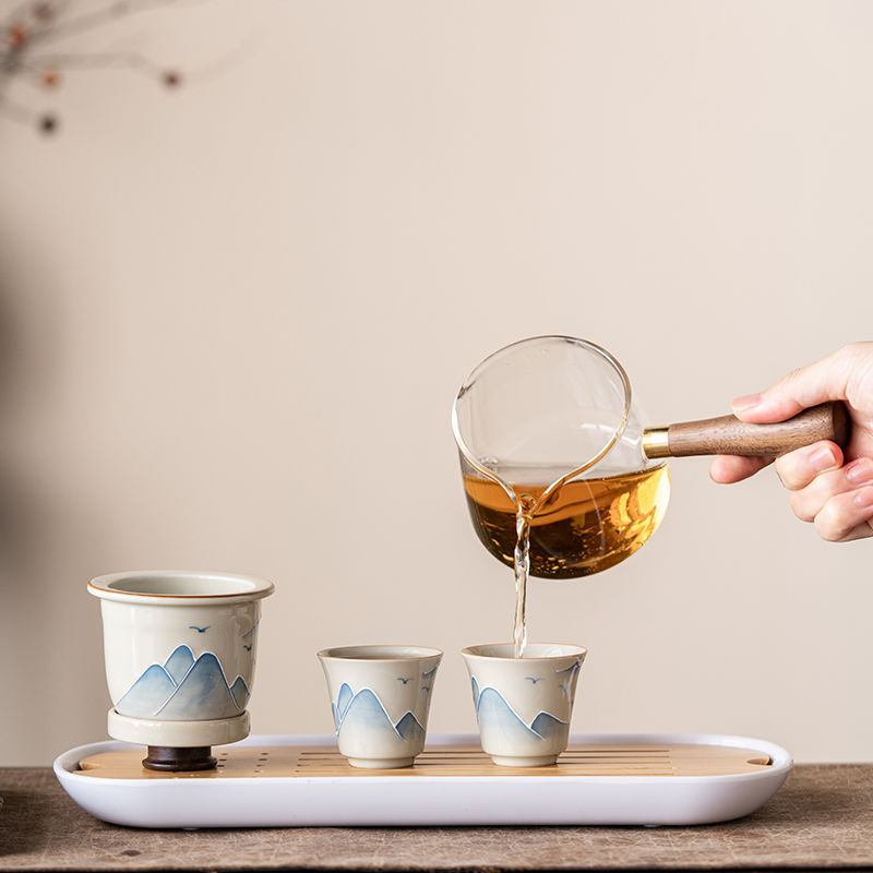 Ceainic din sticlă cu peisaj pictat manual, însoțit de două cești — set Kung Fu de ceai, ceramic sub glazură