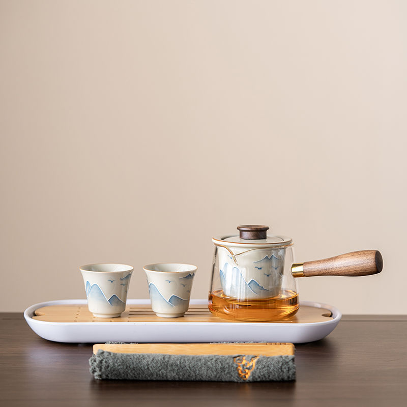 Ceainic din sticlă cu peisaj pictat manual, însoțit de două cești — set Kung Fu de ceai, ceramic sub glazură