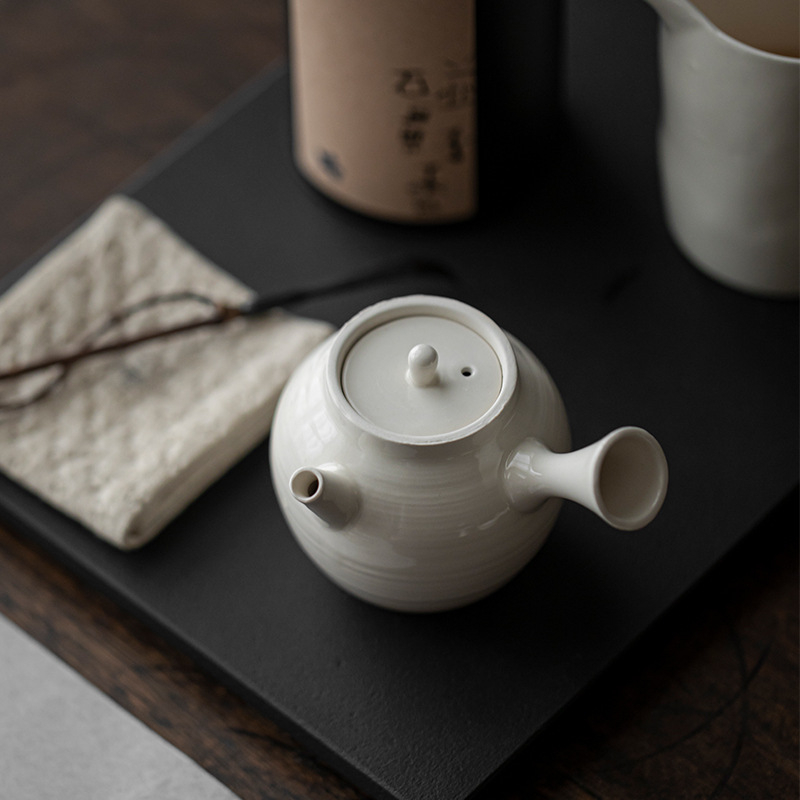 Ceainic ceramic cu filtru, porțelan alb, design minimalist retro, mic ceainic pentru uz casnic.