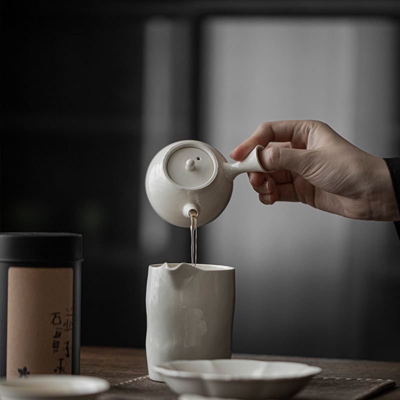 Ceainic ceramic cu filtru, porțelan alb, design minimalist retro, mic ceainic pentru uz casnic.