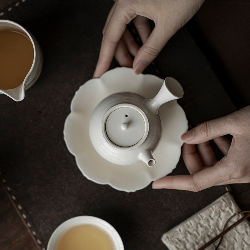 Ceainic ceramic cu filtru, porțelan alb, design minimalist retro, mic ceainic pentru uz casnic.