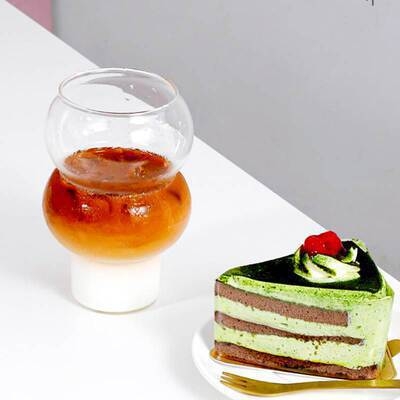 Pahar din borosilicat cu corp bombat — pentru lapte, suc, cafea și băuturi; turnat manual, fără mâner, bază scurtă