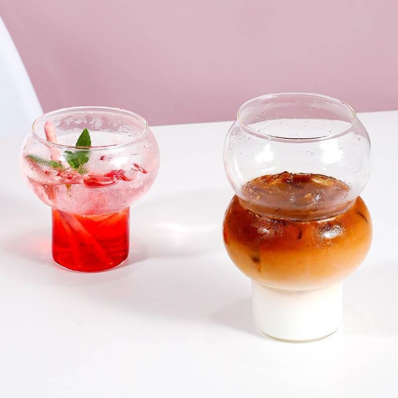 Pahar din borosilicat cu corp bombat — pentru lapte, suc, cafea și băuturi; turnat manual, fără mâner, bază scurtă