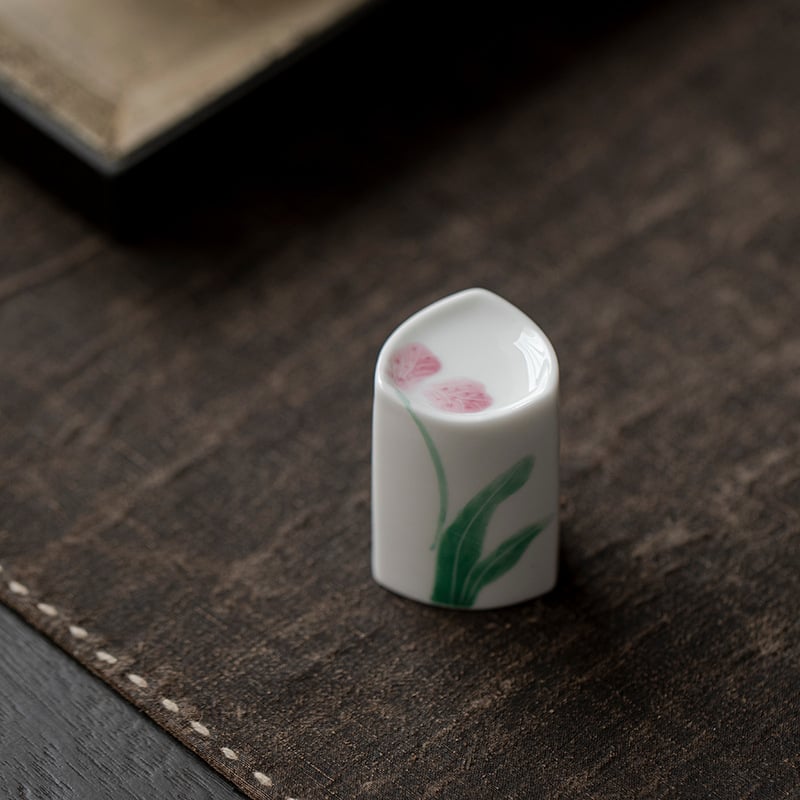 Porțelan alb, pictură manuală cu flori; suport ceramic pentru capac și ceainic – accesoriu pentru ceremonia Gongfu a ceaiului