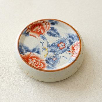 Suport ceramic pentru capac cu glazură caramel, pictat manual, motiv albastru fluture și bujor – accesorii ceremonie ceai, stil chinezesc