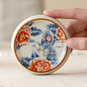 Suport ceramic pentru capac cu glazură caramel, pictat manual, motiv albastru fluture și bujor – accesorii ceremonie ceai, stil chinezesc
