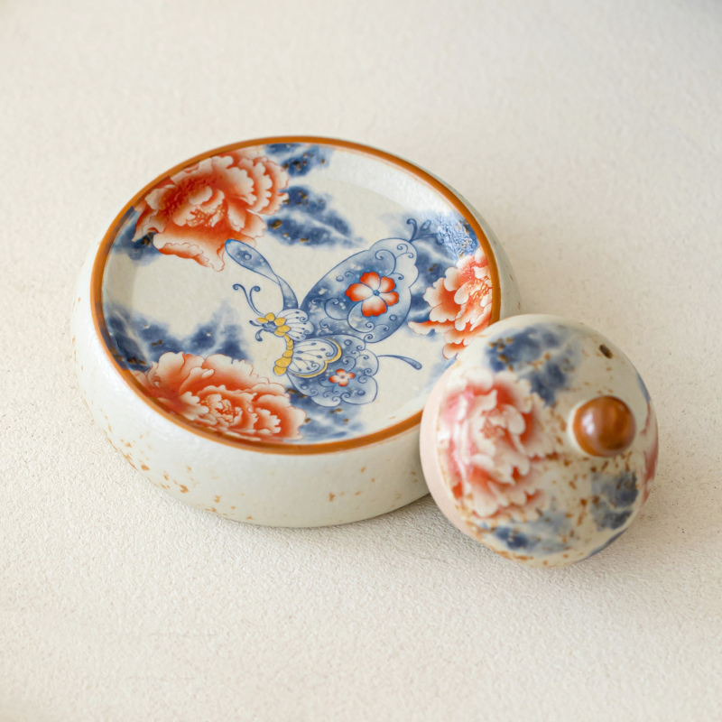 Suport ceramic pentru capac cu glazură caramel, pictat manual, motiv albastru fluture și bujor – accesorii ceremonie ceai, stil chinezesc