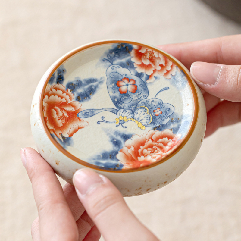 Suport ceramic pentru capac cu glazură caramel, pictat manual, motiv albastru fluture și bujor – accesorii ceremonie ceai, stil chinezesc
