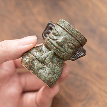 Tea Pet ceramic cu față umană din Sanxingdui, ornament pentru birou, stil retro, lux discret