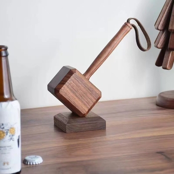 Deschizător de sticle în formă de Ciocanul lui Thor — din lemn, magnetic, personalizabil, obiect decorativ pentru casă