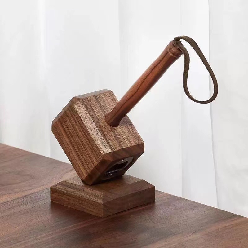 Deschizător de sticle în formă de Ciocanul lui Thor — din lemn, magnetic, personalizabil, obiect decorativ pentru casă