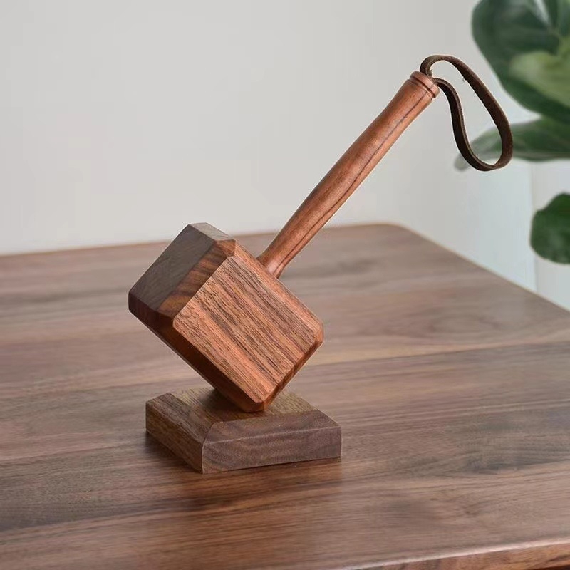 Deschizător de sticle în formă de Ciocanul lui Thor — din lemn, magnetic, personalizabil, obiect decorativ pentru casă