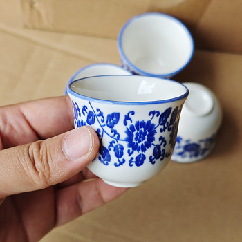 Pahar ceramic mic de vin cu subglazură albastru-alb, stil chinezesc