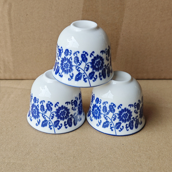 Pahar ceramic mic de vin cu subglazură albastru-alb, stil chinezesc
