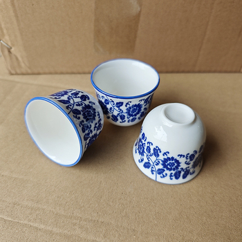 Pahar ceramic mic de vin cu subglazură albastru-alb, stil chinezesc